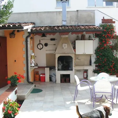 Vendégház Dady With A Large Covered Terrace Fažana