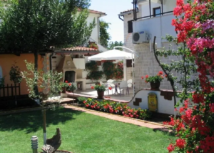 Gæstehus Dady With A Large Covered Terrace