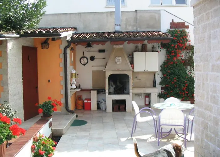 Gæstehus Dady With A Large Covered Terrace Fažana
